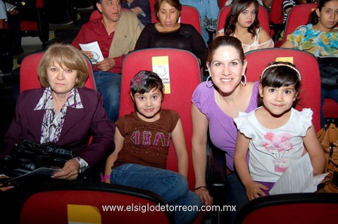 LUZ MARíA , Valeria, Adriana y María José.
