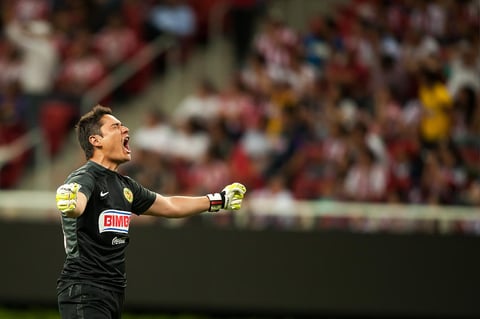 La primera anotación de Jiménez hizo que Herrera respirara aliviado, con un aplauso, al tiempo que el estadio Omnilife, con mayoría de seguidores del Rebaño Sagrado, se mantenía triste y desangelado. (Jam Media)