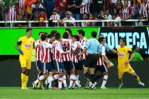 La pasión y 'calentura' se comenzaban a notar en la cancha. (Jam Media)