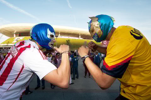La afición del Chivas y del América se daba cita en la explanada a las afueras del estadio. (Jam Media)