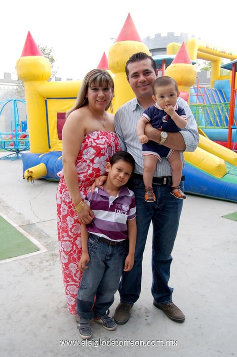 Montserrat , Édgar, Santiago y Nicolás.
