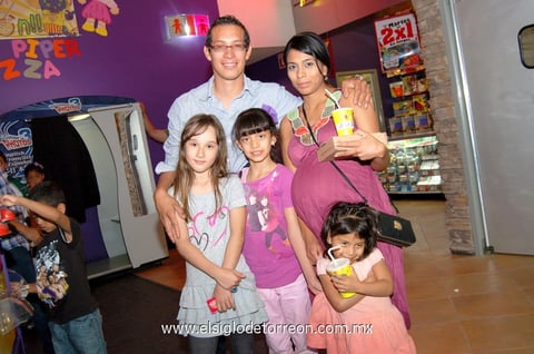 Óscar , Maribel y Melany.