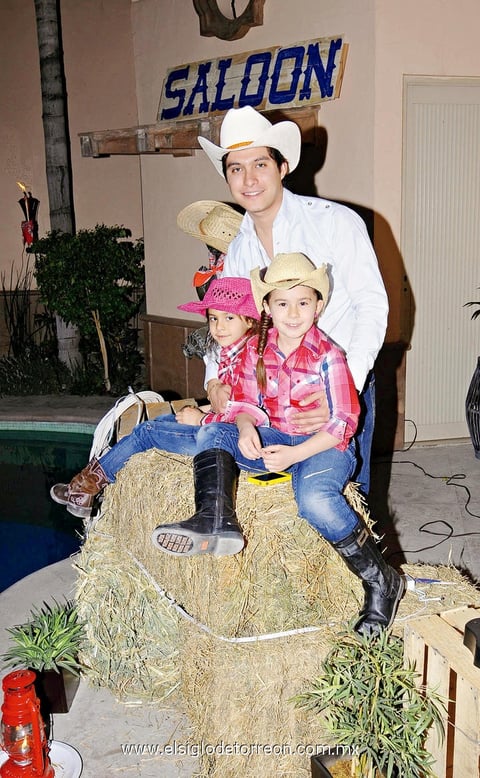 Christian con sus sobrinas Regina y Luciana.