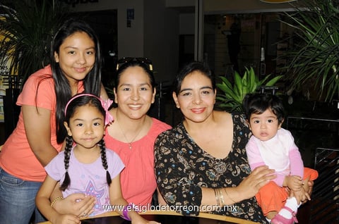 Melissa,  Marifer, Rocío, Juana y María Ulloa.