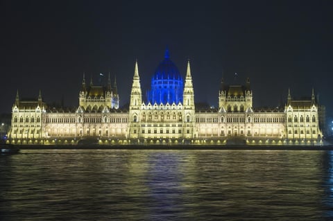 El domo del edificio del Parlamento húngaro fue iluminado de azul durante la conmemoración del Día de Conciencia Sobre el Autismo, junto al río Danubio en Budapest.