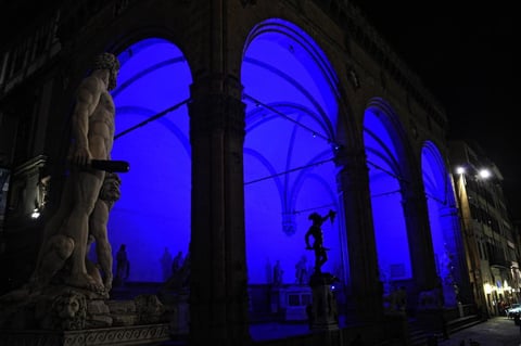 Vista del salón "Dei Lanzi" iluminado de azul durante la conmemoración del sexto Día de Conciencia Sobre el Autismo en Florencia (Italia).