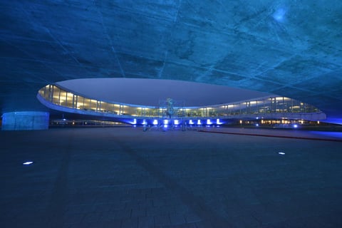 La sede del Centro de Aprendizaje del EPFL, Ecole Polytechnique de Lausanne en Suiza, también fue iluminado de azul.