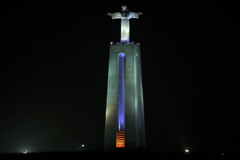 El Cristo Rey de Almada en Portugal también fue iluminado de azul para conmemorar la fecha.