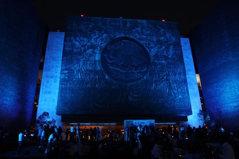 Monumentos del mundo se iluminaron de color azul con motivo del Día Mundial de Concientización sobre el Autismo.