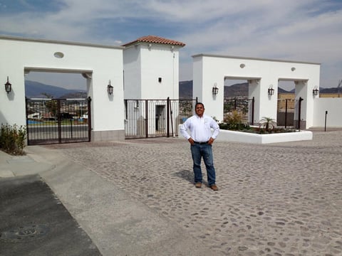 Arq. Burciaga terminando fraccionamiento en Arboleda Juriquilla, Qro.