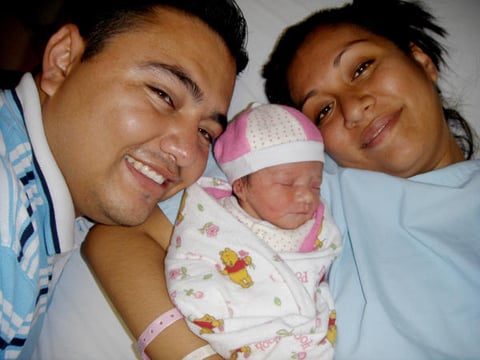 Francisco y Perla muy contentos al recibir a su primer hija Emily Castro Sifuentes