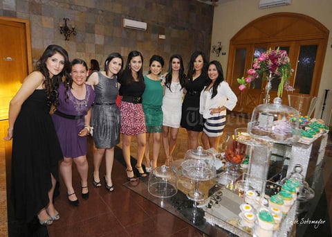 Alecxy acompañada de un grupo de amigas asistentes a su festejo prenupcial, ya que dentro de breve unirá su vida en matrimonio a la de Federico Carreón Gutiérrez,