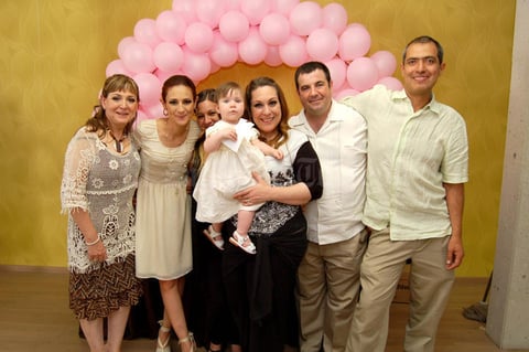 Ainhoa en compañía de Patricia Nájera, Jéssica, Pamela y Karla días Flores, Juan Manuel Rodríguez y Marco Antonio Gordillo.