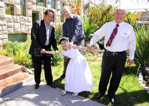 La pequeña junto a su papá enrique Guerrero, su tío Manolo Valenzuela y su abuelo Enrique Guerrero.