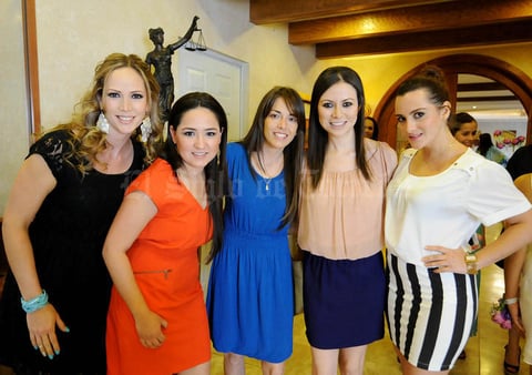 Karla, Caro, Sofi, Viri y Gaby.