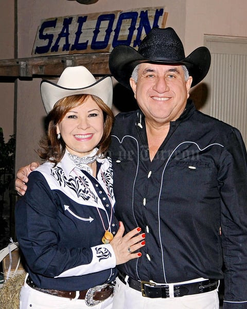 Laura de Díaz junto al cumpleañero, su esposo Rafael Díaz.