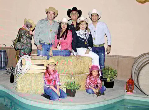 Rafael Díaz fue festejado en su cumpelaños por su esposa Laura de Díaz; sus hijos Lissette, César y Chrsitian y sus nuetas Luciana y Regina.