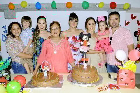 Algre festejo de cumpleaños recibieron los hermanitos Juan Diego y María Romina Proal Mijares, al celebrar 5 y 2 años de edad respectivamente. En la fotografía lucen en compañia de su mamá Maricarmen Mijares, su abuelita María del Carmen de Mijares y sus tíos Mariela de Gómez, Mayeth de Martínez, Dulce Mijares y Mario Mijares.