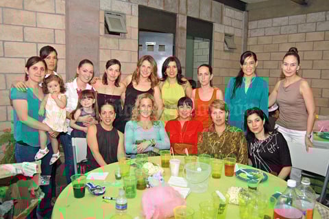 Berenice, mamá del cumpleañero, rodeada de un numeroso grupo de amigas que acudieron junto con sus hijos a disfrutar del festejo.