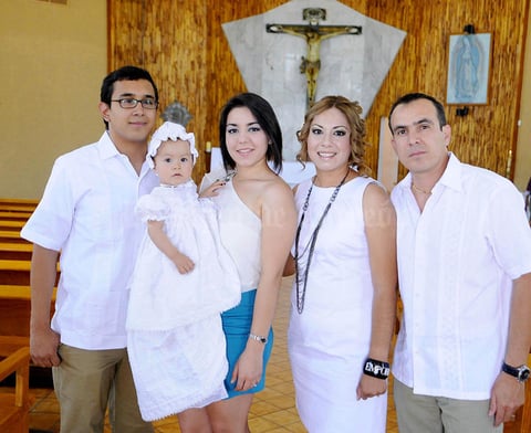 Nueva cristiana. Victoria Ramírez Sotomayor el día de su bautizo junto a sus papás Carlos alberto Ramírez Cázares y Nancy Sotomayor Arizmendi; y sus padrinos Mónica Ramírez Quiroz y Alejandro Ramírez Sepúlveda.