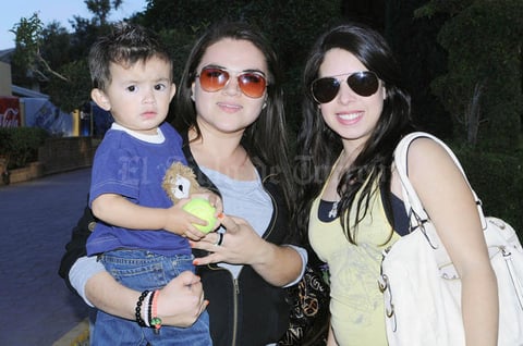 Salvador, Maribel y Karla Samaniego.