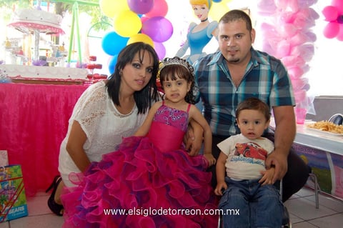 Ximena  Sinaí González Adriano celebró sus 3 años de vida acompañada de sus papás Sra. Érika Adriano y Sr. Sergio González así como de su hermanito Sergio Omar.
