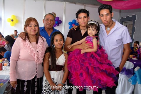Ximena  con sus abuelitos Margarita y Alfonso; sus primos Fernanda, Isaac y Alfonso J. en su divertida fiesta.