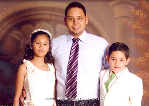 Daniela y Daniel Lozano con José Armando Llamas.