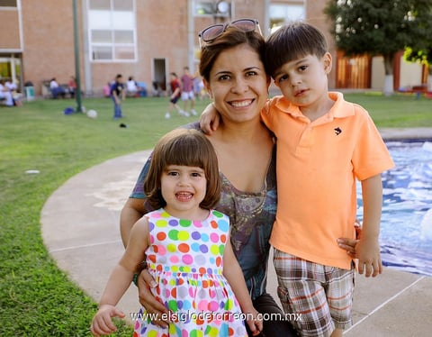 María Emilia , Ana Lucía y Fernando Fernández.