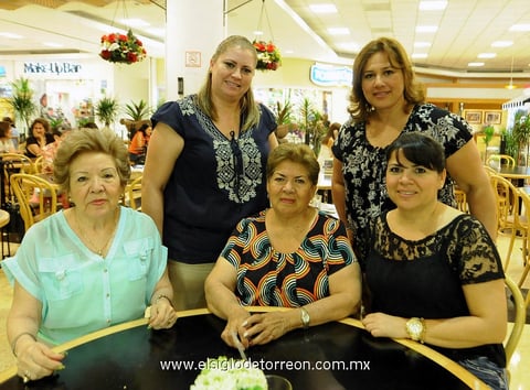 Francis, Rosario, Lety, Hilda y Rebeca.