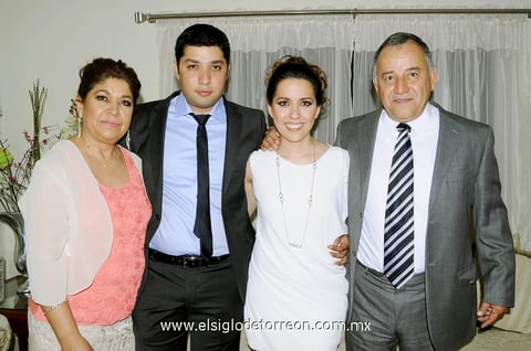 Héctor y Dulce durante una celebración en su honor, junto a Rita e Ismael (papás de Dulce).