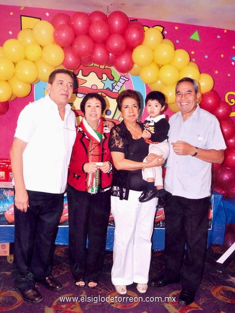Paquito Gamboa Vanegas acompañado de sus abuelitos Aureliano Vanegas, María de la Luz, Chelo y Francisco Gamboa.