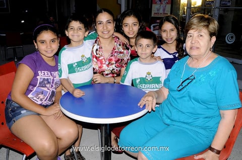 Nidia, Anuar, Liliana, Zamir, Rebeca, Lili y Fernanda.