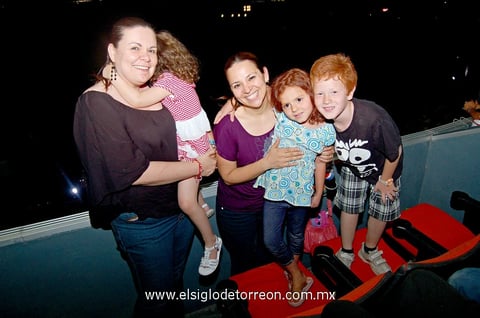 Gema , Ángela, Ana Lucía, Ana Laura y Carlitos.
