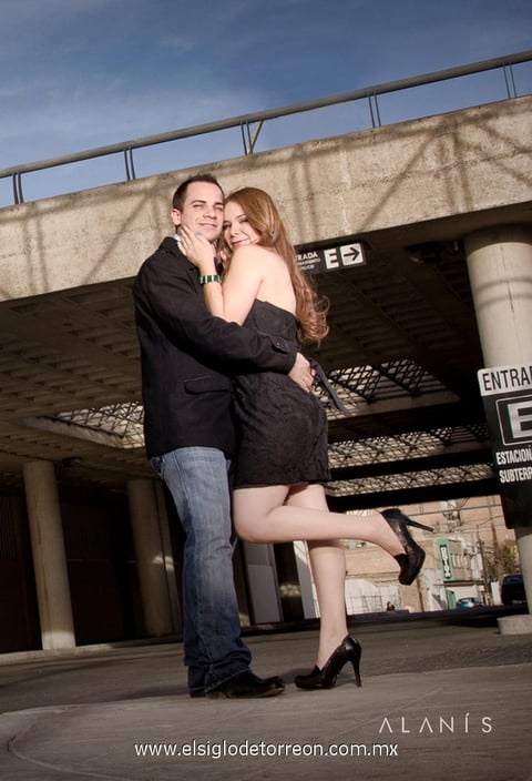 ING. Jorge  Flores-Zaher Braña y Dra. Karla Marcela Castillo Medina, en una fotografía de estudio.- Alanís Fotografía