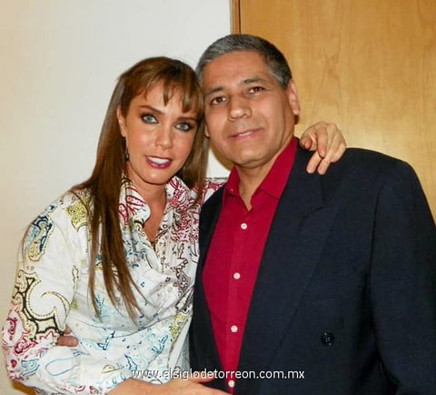Rubén  Cháirez acompañado de la actriz Sabine Moussier.
