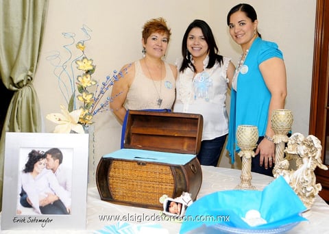 Natalia  Acevedo de Ortiz acompañada por su suegra Patricia Pong y su cuñada Irlanda Ortiz, organizadoras de su fiesta de canastilla.
