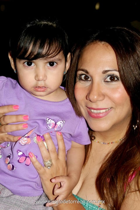 Memo  Ceniceros y Paty Flores con su hijo Memito Ceniceros.