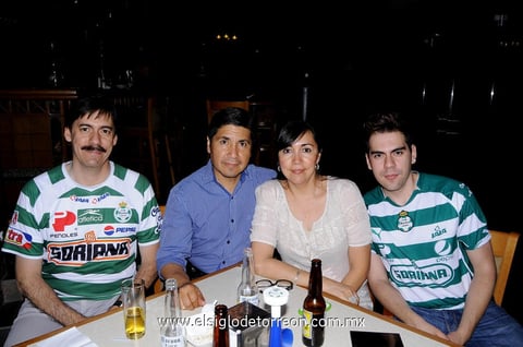 Alfredo Pérez, Carlos Díaz, Paty de Díaz y Fredy Pérez.