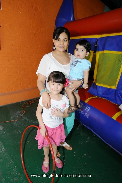 Lizy  con sus pequeños Mariana y Alejandro.
