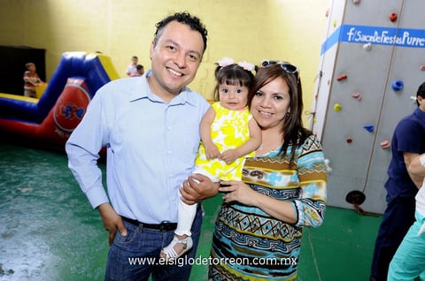 Alonso  y Miriam con su hijita Regina.