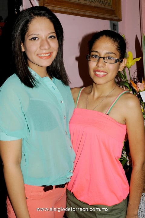 Karen Vanessa González en su fiesta de cumpleaños junto a su hermana Sheila González.
