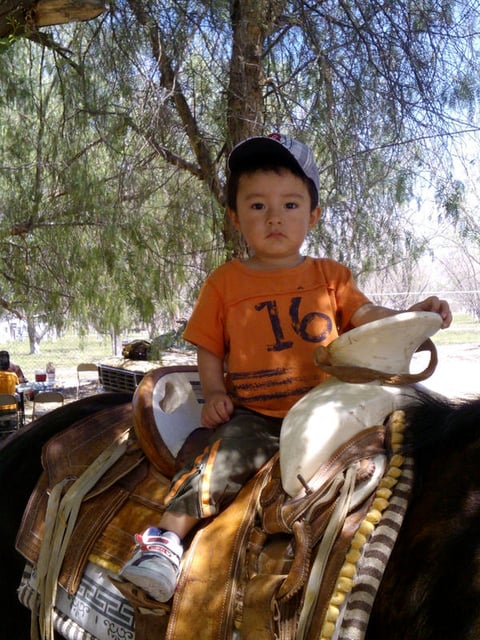 El pequeño Eliseo a caballo.