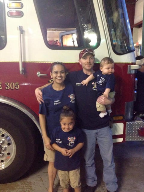 Adam, Grace, Kelly y Mario Bryant disfrutando del BBQ que organiza cada año el Departamento de Bomberos de Pottsville, AR.