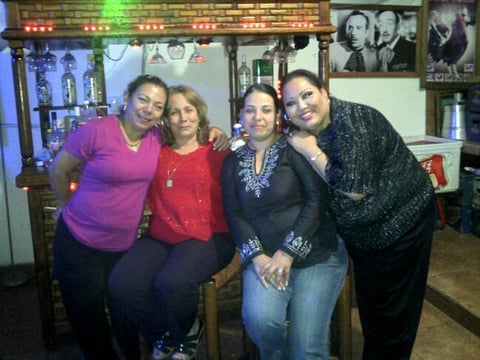 Cumpleaños de Sarita de Almaguer en Monterrey, acompañada de Elena Ruiz , Gabriela Sifuentes y Bety de León.