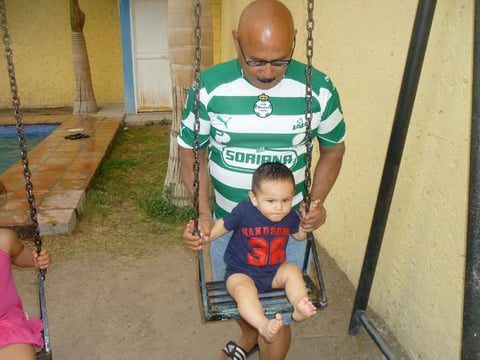 Maty y su abuelo Rogber en reciente festejo.