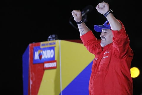 La estrella del futbol, Diego Armando Maradona, participó también en el cierre de campaña de Maduro,quien ante la euforia de la gente firmó algunos balones y los pateó hacia la multitud.