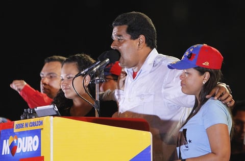 Posteriormente, en Caracas, miles de chavistas se congregaron para apoyar a Maduro, quien se hizo acompañar de las hijas del fallecido Hugo Chávez.