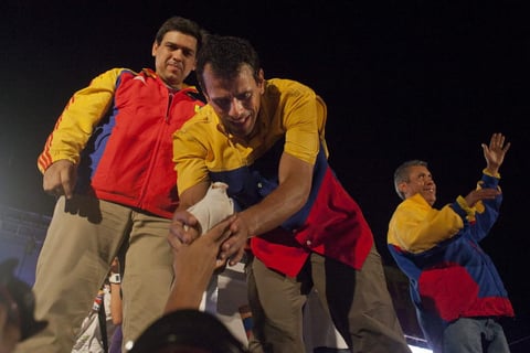 Ante decenas de miles de seguidores congregados a lo largo de varias calles de la ciudad occidental de Barquisimeto, el aspirante de la Mesa de Unidad Democrática buscó tender puentes con el electorado chavista, al decir que fortalecerá aquello que el fallecido presidente Hugo Chávez "hizo bien".