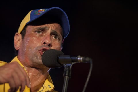 "El lunes habrá una nueva Venezuela. El lunes todos a darnos el abrazo del futuro, de la esperanza", indicó Capriles, en el acto final de una campaña de diez días en la que ha tratado de convencer a los indecisos para conseguir su respaldo en las elecciones del próximo domingo, de las que saldrá un presidente hasta 2019.